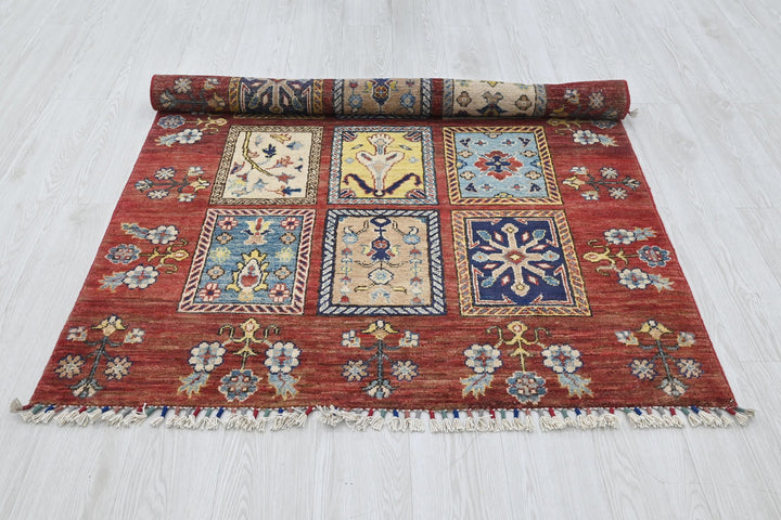 red Accent rug 3' 11" x 5' 11"