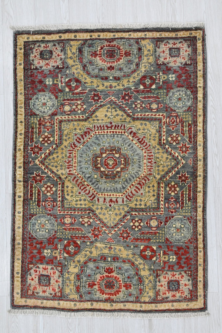 gray Accent rug 2' 9" x 4' 2"