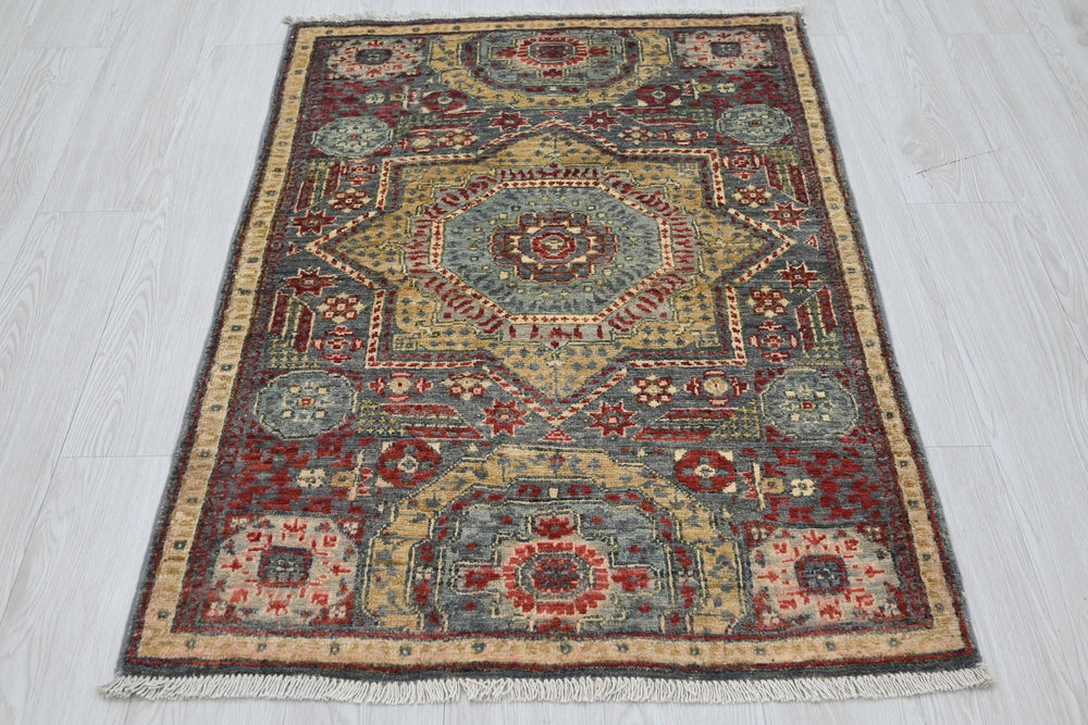 gray Accent rug 2' 9" x 4' 2"