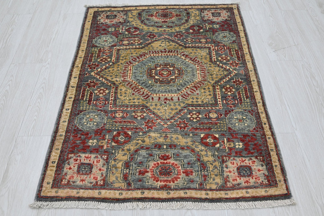 gray Accent rug 2' 9" x 4' 2"