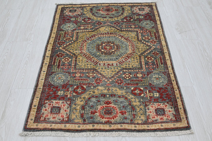 gray Accent rug 2' 9" x 4' 2"