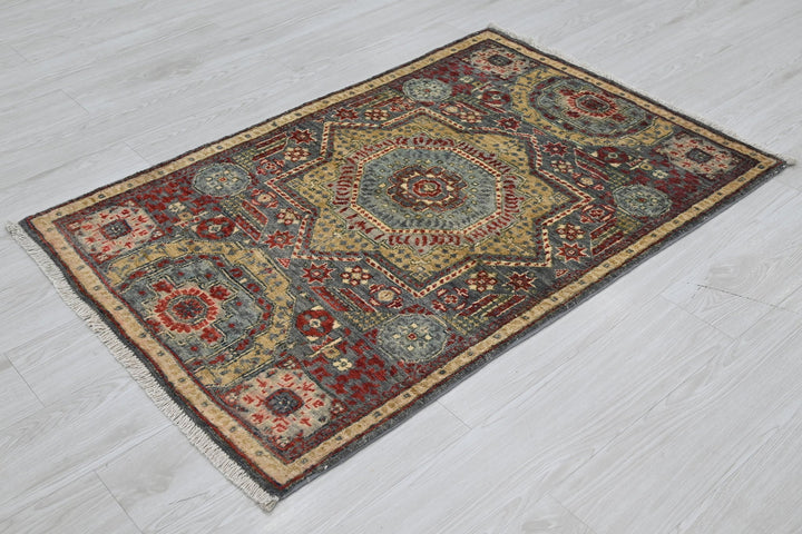 gray Accent rug 2' 9" x 4' 2"