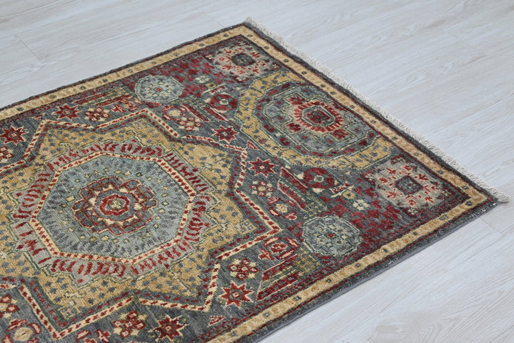 gray Accent rug 2' 9" x 4' 2"