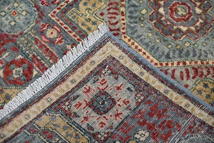 gray Accent rug 2' 9" x 4' 2"