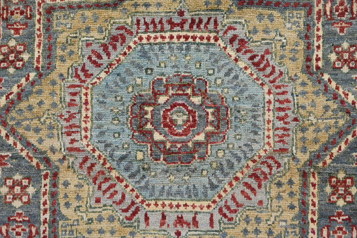 gray Accent rug 2' 9" x 4' 2"