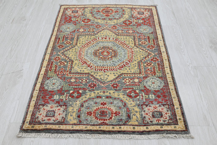 gray Accent rug 2' 9" x 4' 2"
