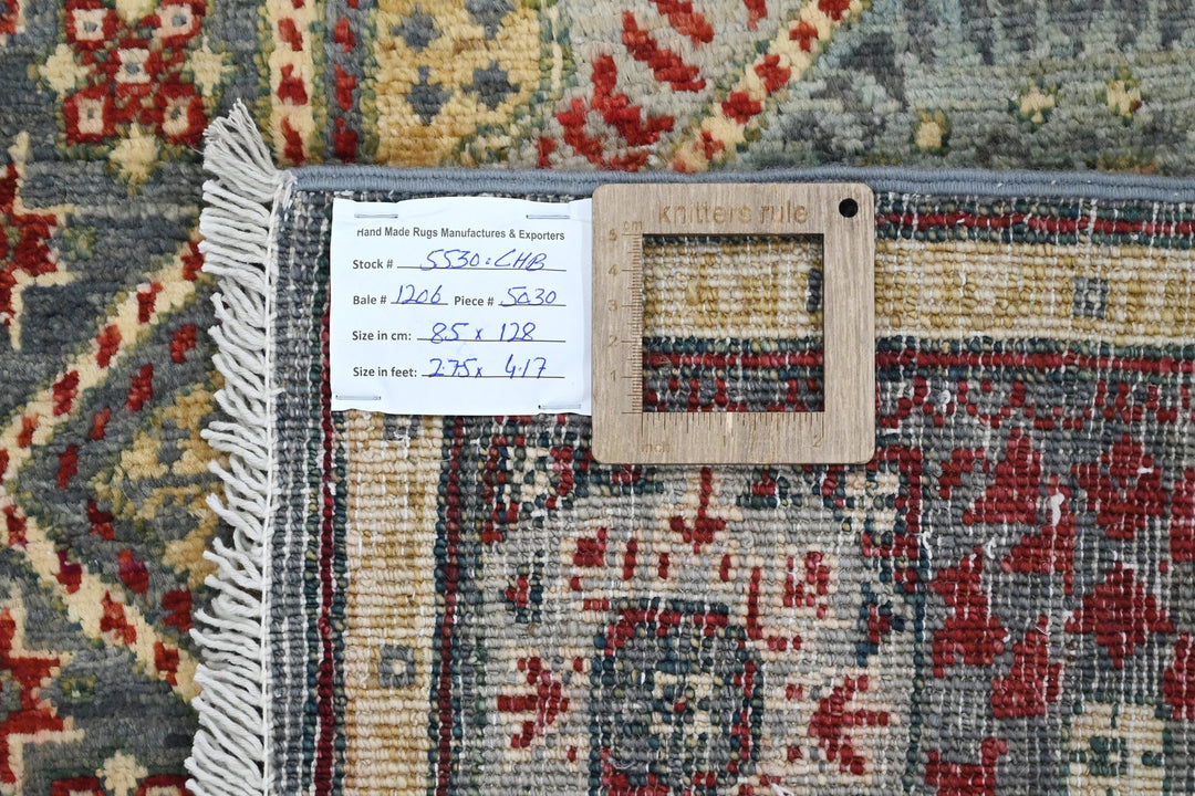 gray Accent rug 2' 9" x 4' 2"