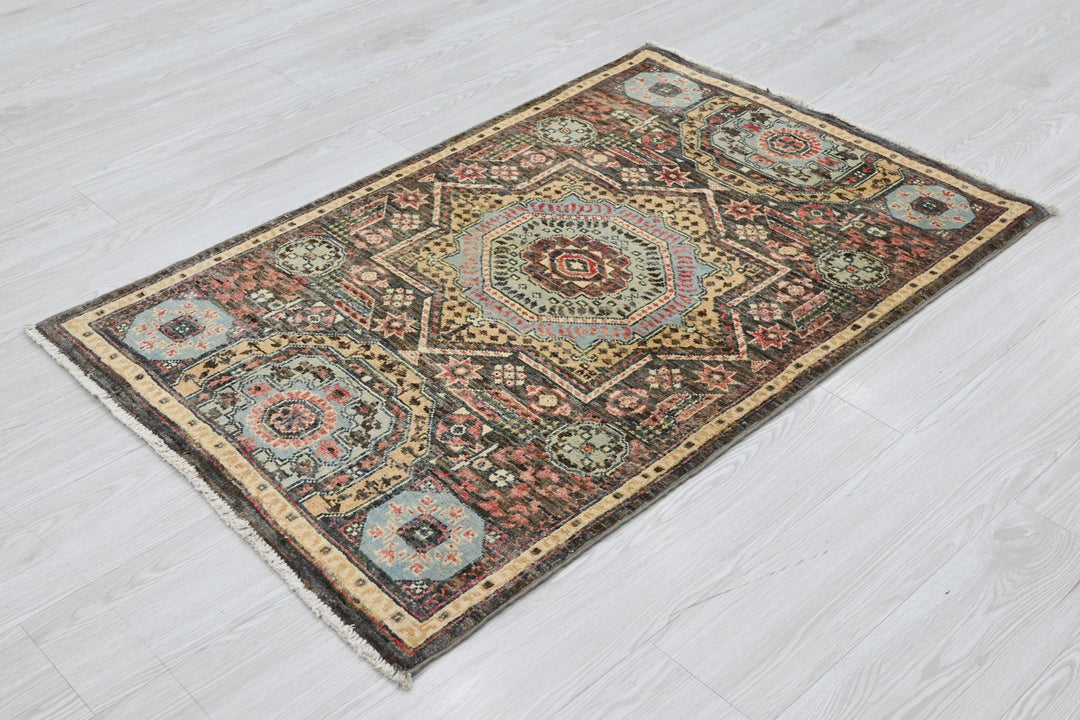 brown Accent rug 2' 7" x 4' 0"