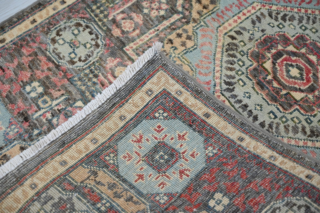 brown Accent rug 2' 7" x 4' 0"