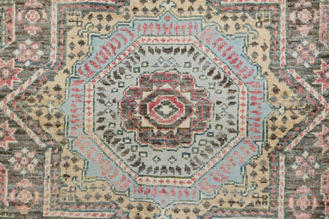 brown Accent rug 2' 7" x 4' 0"