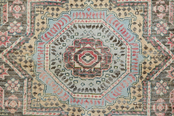 brown Accent rug 2' 7" x 4' 0"
