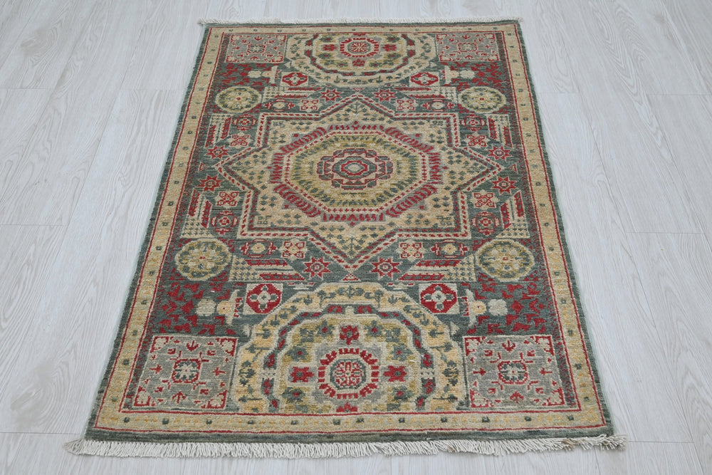 gray Accent rug 2' 7" x 4' 0"
