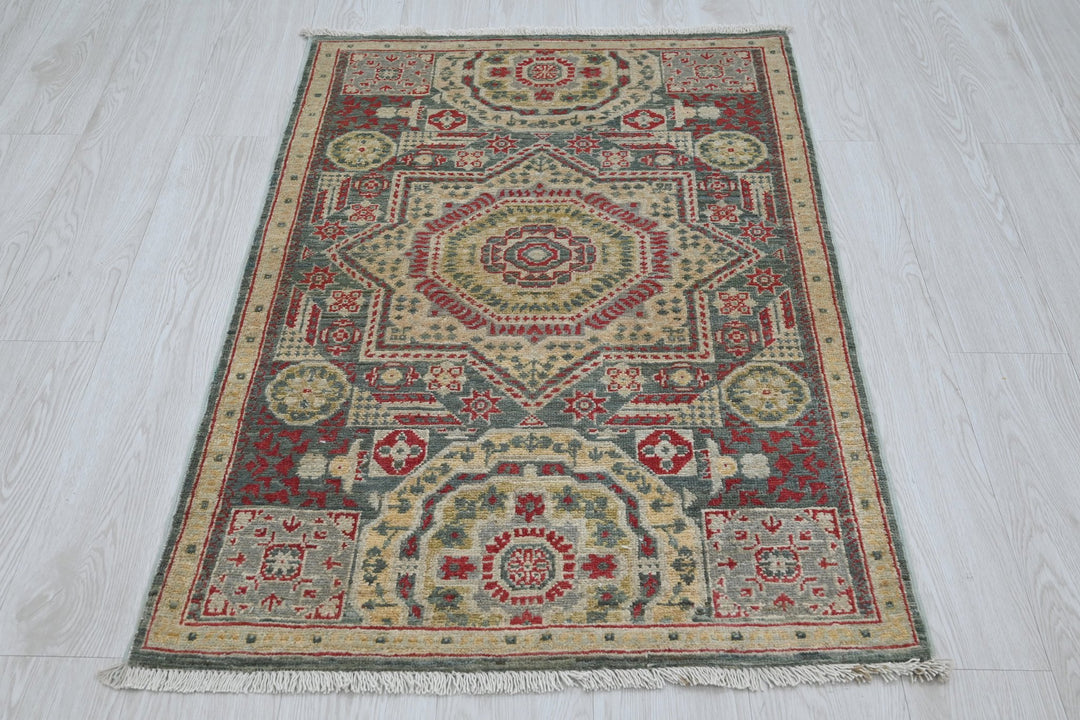 gray Accent rug 2' 7" x 4' 0"