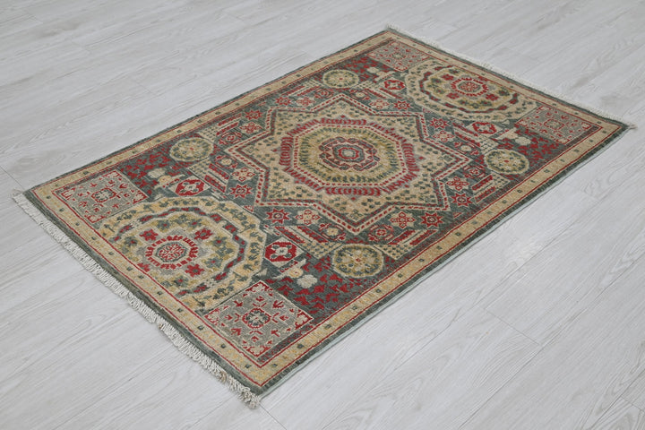 gray Accent rug 2' 7" x 4' 0"