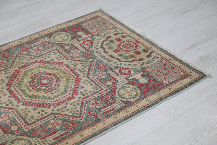 gray Accent rug 2' 7" x 4' 0"