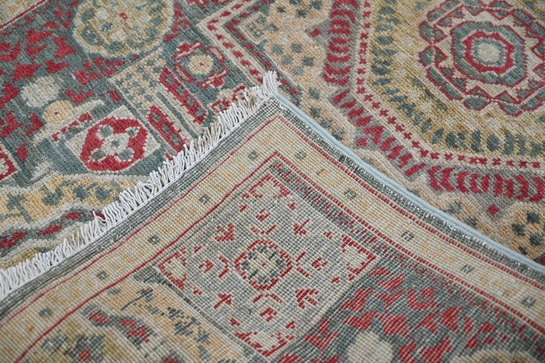 gray Accent rug 2' 7" x 4' 0"
