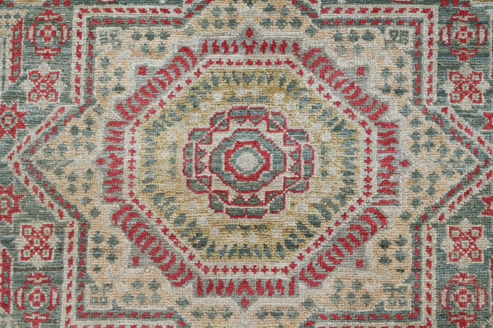 gray Accent rug 2' 7" x 4' 0"