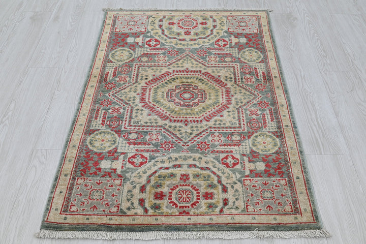 gray Accent rug 2' 7" x 4' 0"