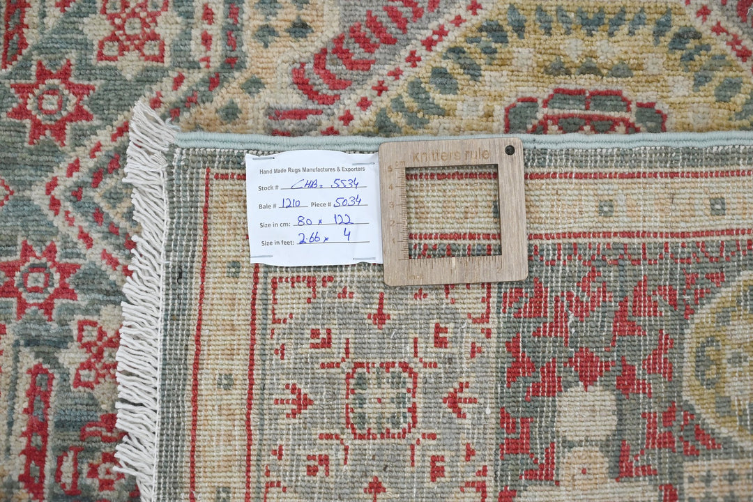 gray Accent rug 2' 7" x 4' 0"