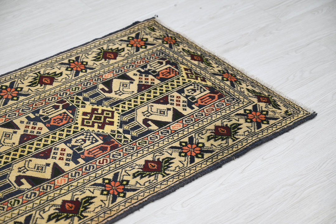 brown Accent rug 2' 4" x 4' 4"
