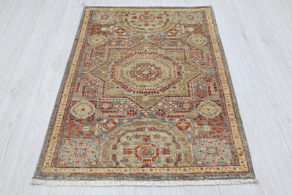 gray Accent rug 2' 8" x 3' 11"