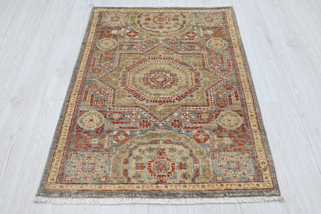gray Accent rug 2' 8" x 3' 11"