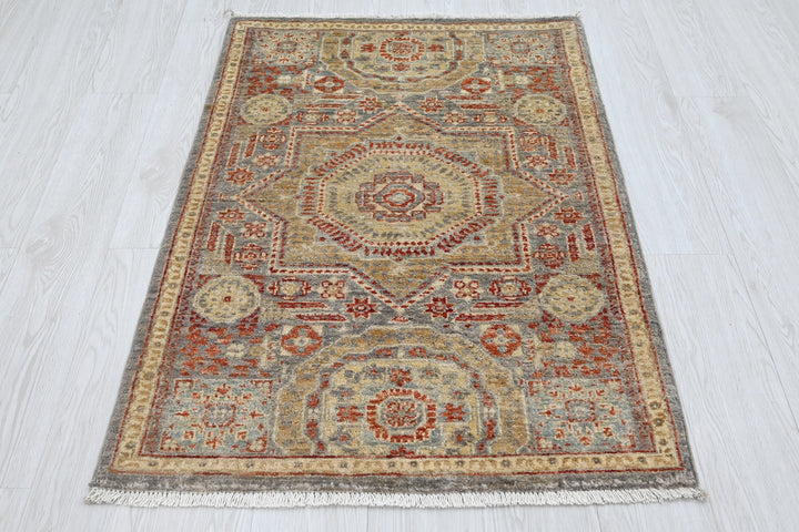 gray Accent rug 2' 8" x 3' 11"
