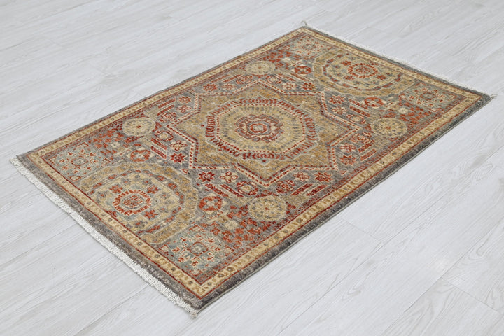 gray Accent rug 2' 8" x 3' 11"