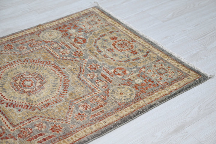 gray Accent rug 2' 8" x 3' 11"