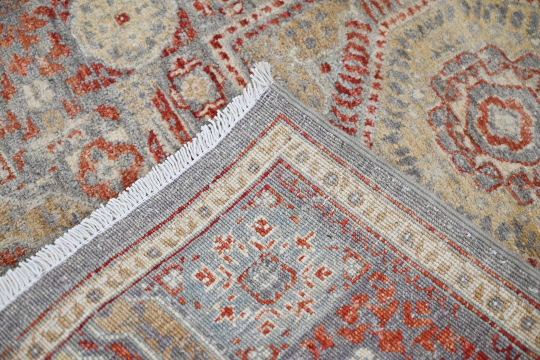 gray Accent rug 2' 8" x 3' 11"