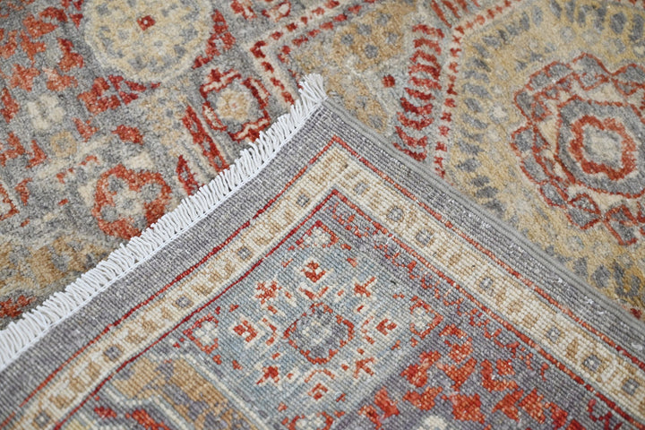gray Accent rug 2' 8" x 3' 11"