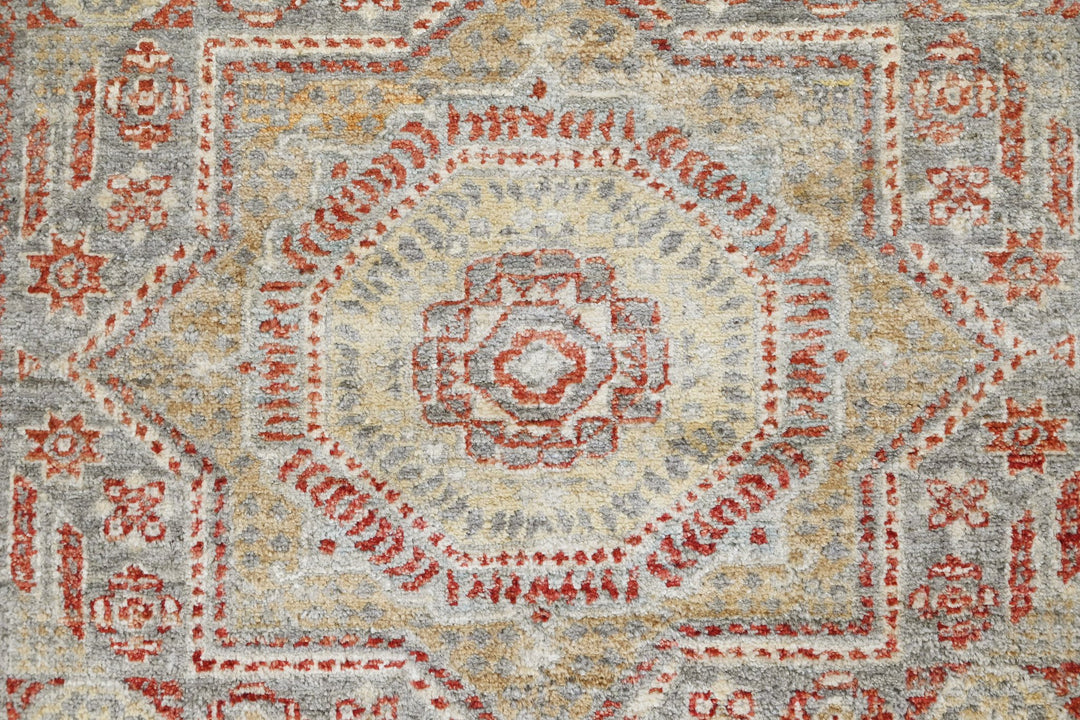 gray Accent rug 2' 8" x 3' 11"