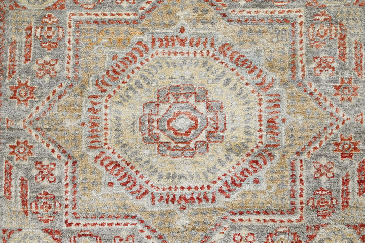 gray Accent rug 2' 8" x 3' 11"