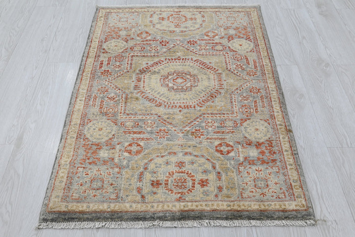gray Accent rug 2' 8" x 3' 11"