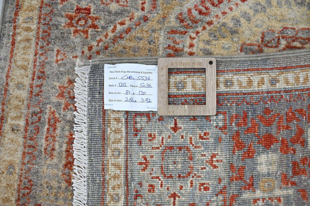 gray Accent rug 2' 8" x 3' 11"