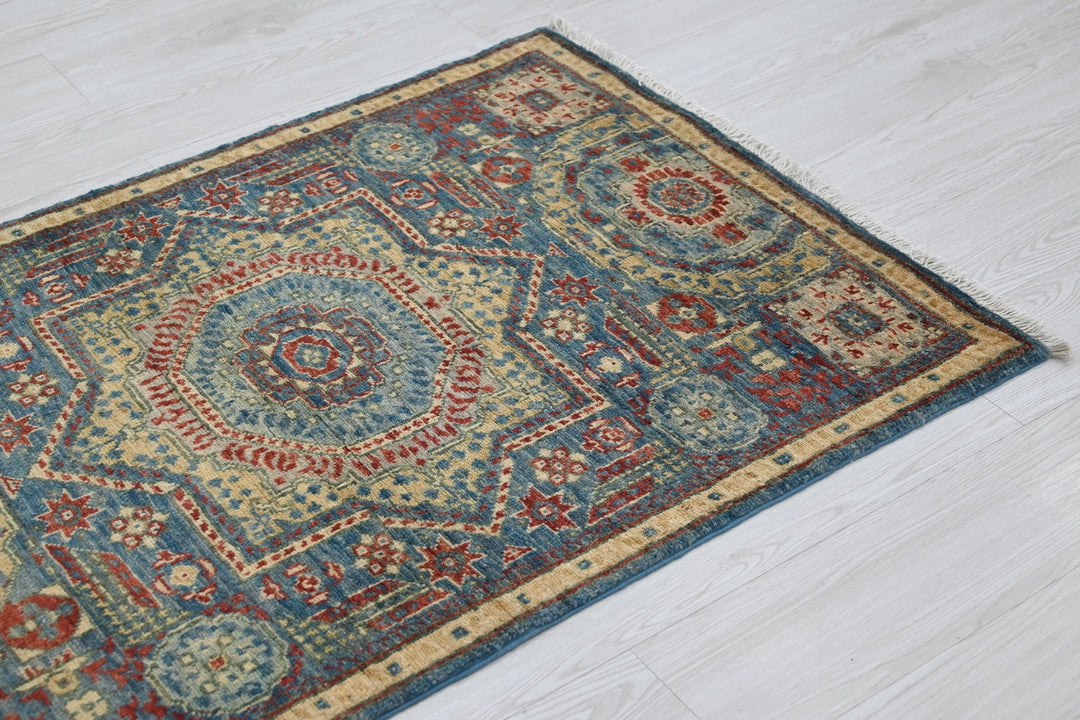 blue Accent rug 2' 9" x 3' 11"