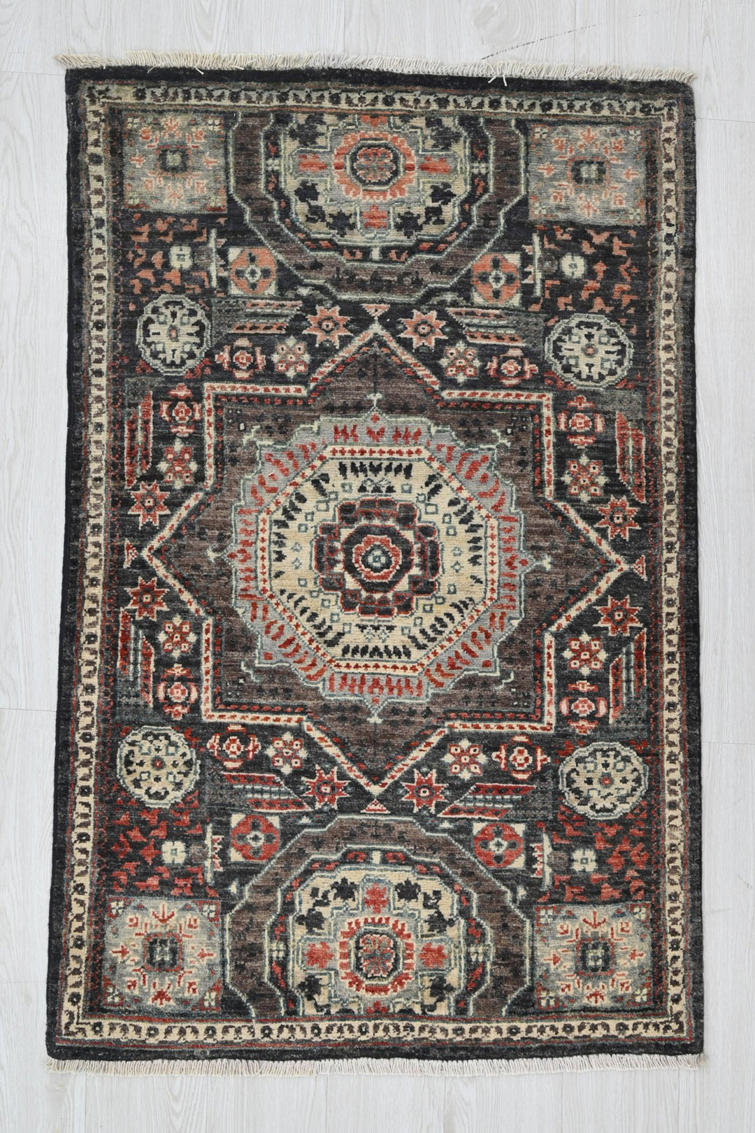 black Accent rug 2' 9" x 4' 8"