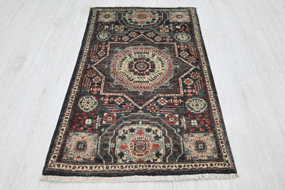 black Accent rug 2' 9" x 4' 8"