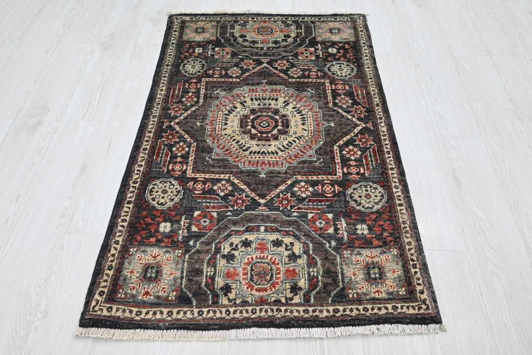 black Accent rug 2' 9" x 4' 8"