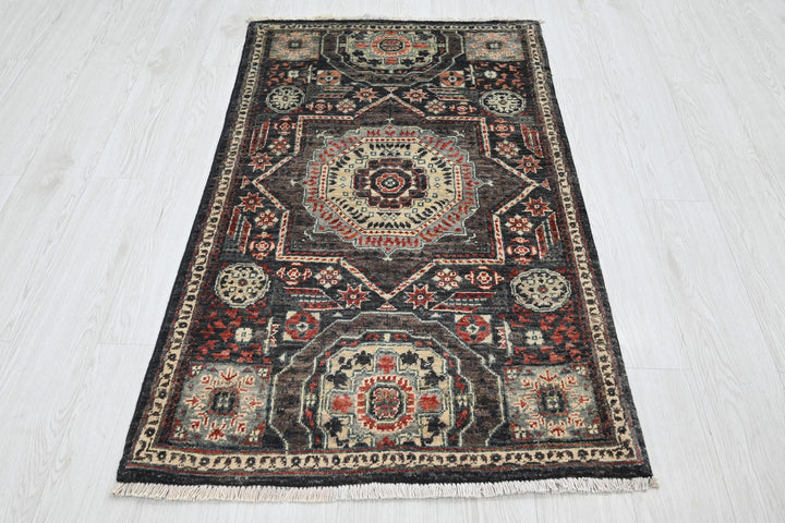 black Accent rug 2' 9" x 4' 8"