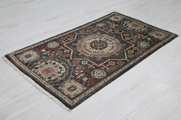 black Accent rug 2' 9" x 4' 8"