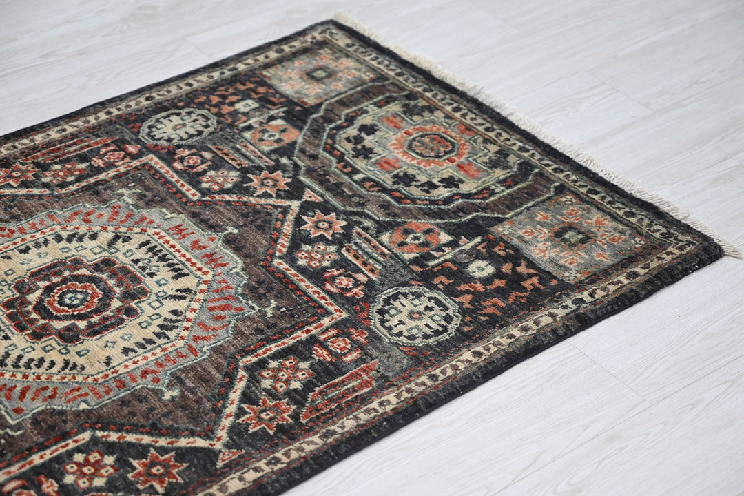 black Accent rug 2' 9" x 4' 8"