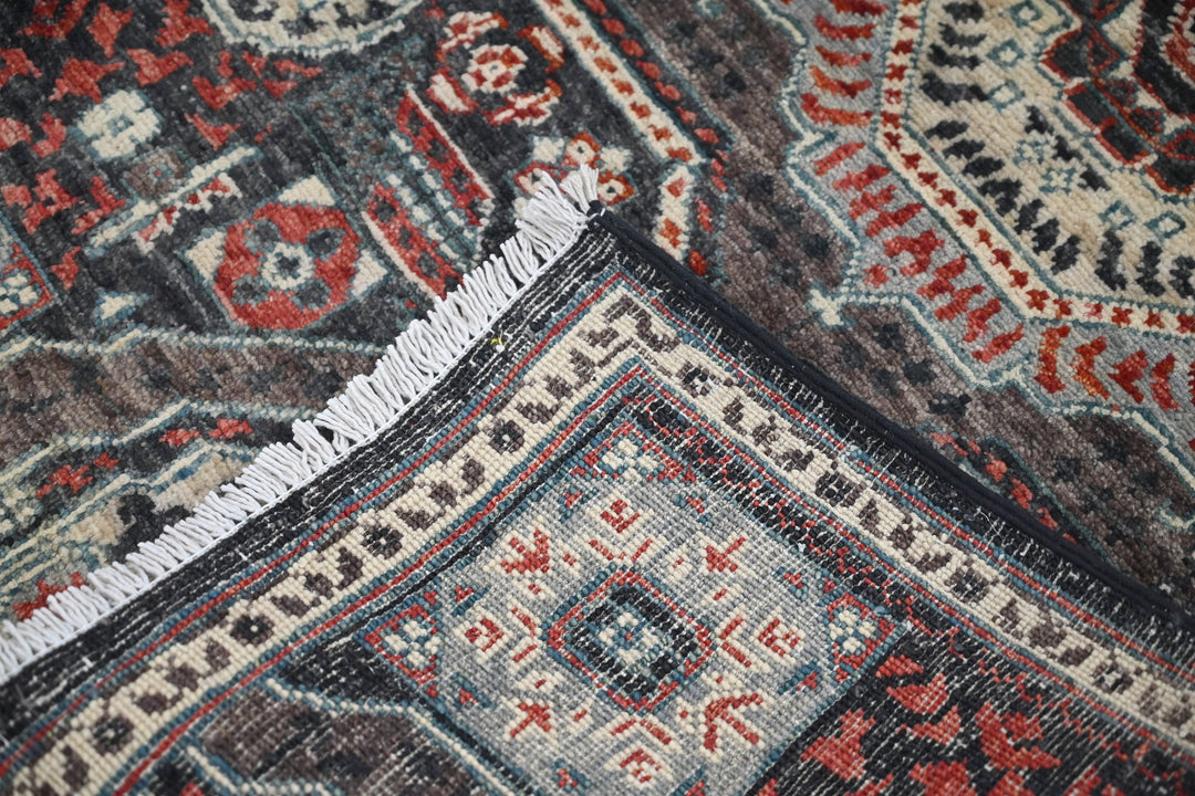black Accent rug 2' 9" x 4' 8"