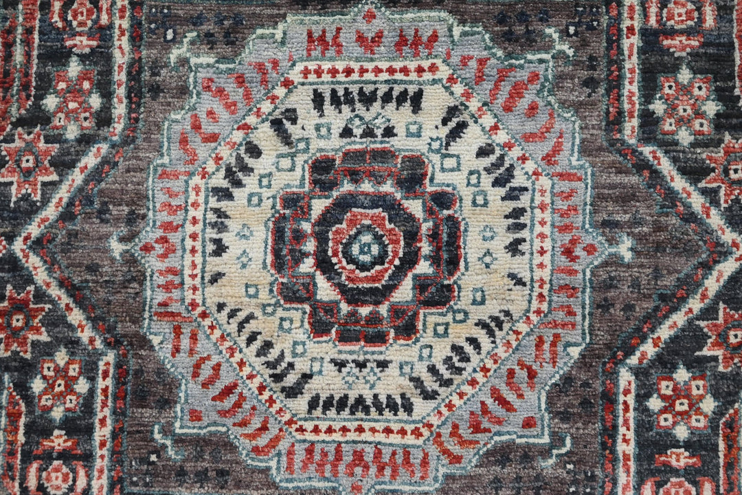 black Accent rug 2' 9" x 4' 8"