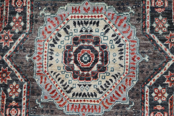 black Accent rug 2' 9" x 4' 8"