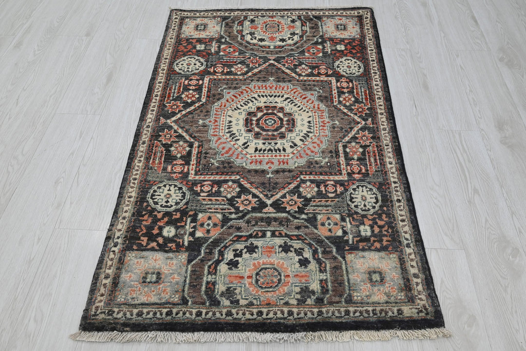 black Accent rug 2' 9" x 4' 8"
