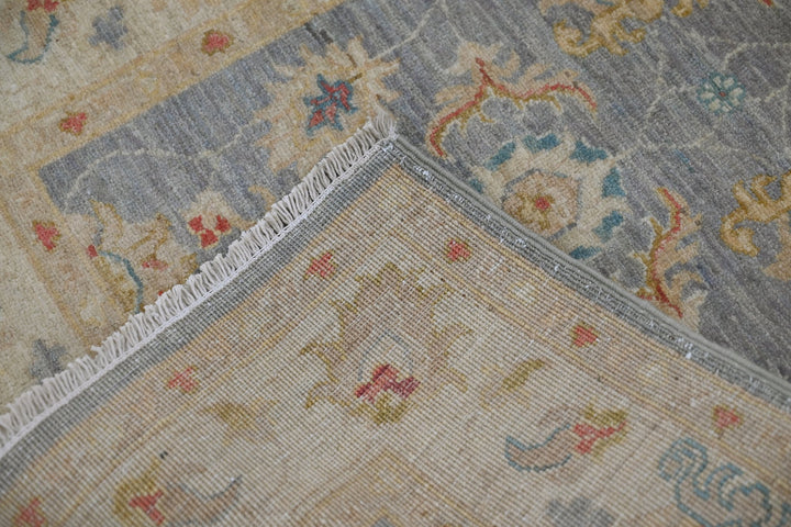 gray Accent rug 2' 9" x 3' 11"