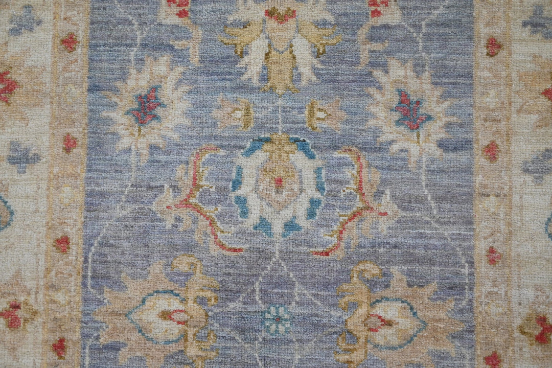 gray Accent rug 2' 9" x 3' 11"