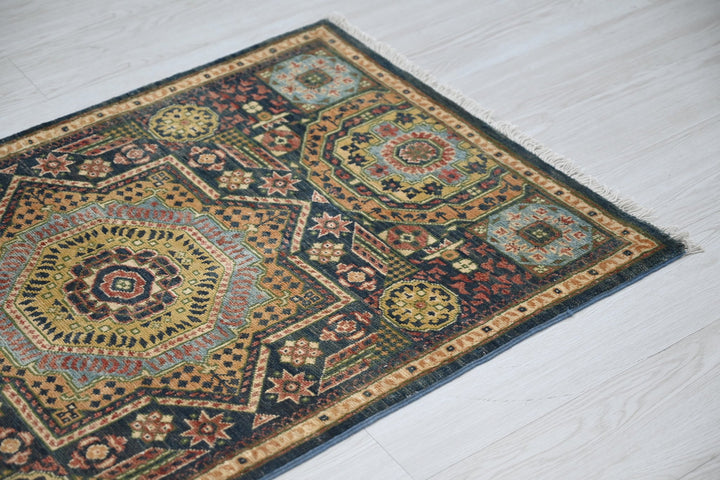 blue Accent rug 2' 6" x 3' 11"