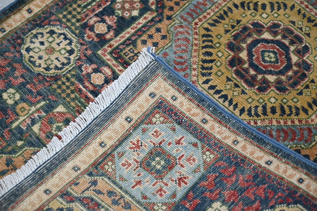 blue Accent rug 2' 6" x 3' 11"